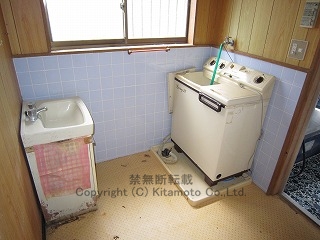 三重県志摩市の不動産・中古住宅　室内（洗面台・室内洗濯機置場）